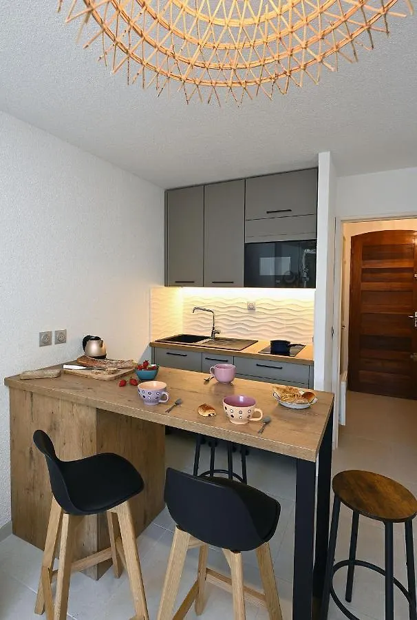 Apartment Charmant Studio 2A4 Pers Avec Jardin Et Place De Parking Situe A 5 Min A Pied De La Mer Bandol