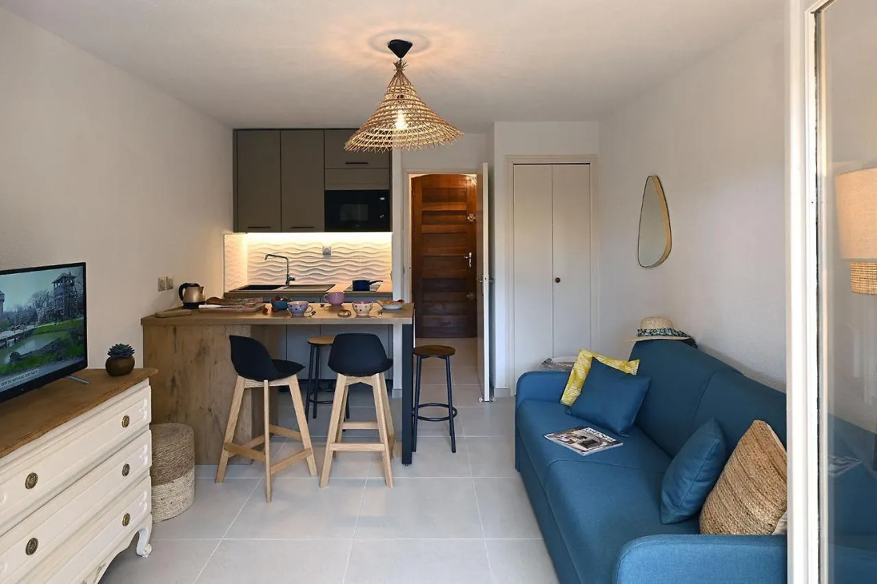 Charmant Studio 2A4 Pers Avec Jardin Et Place De Parking Situe A 5 Min A Pied De La Mer Bandol Apartment