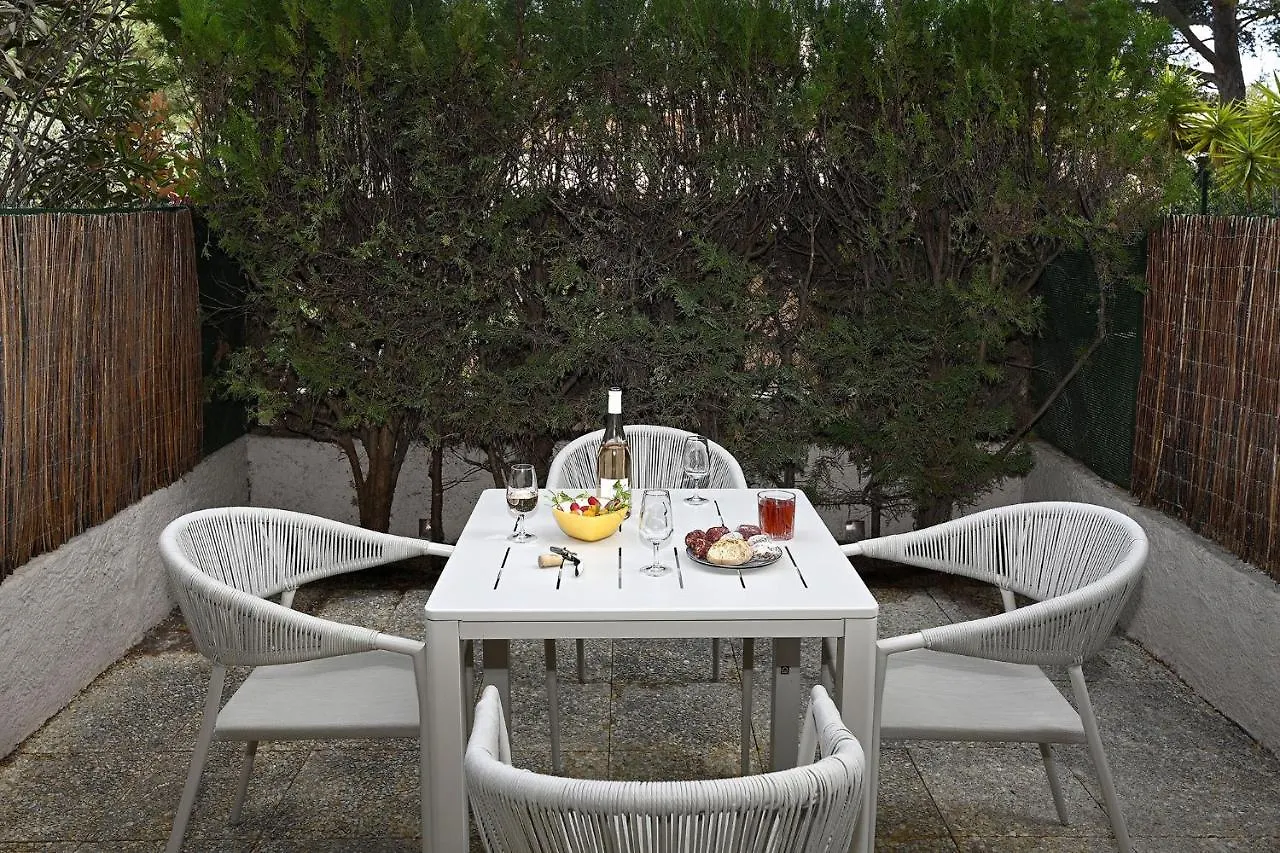 Charmant Studio 2A4 Pers Avec Jardin Et Place De Parking Situe A 5 Min A Pied De La Mer Bandol Apartment
