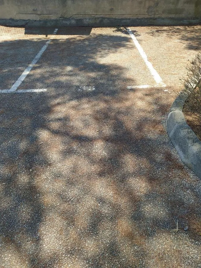 Charmant Studio 2A4 Pers Avec Jardin Et Place De Parking Situe A 5 Min A Pied De La Mer Bandol