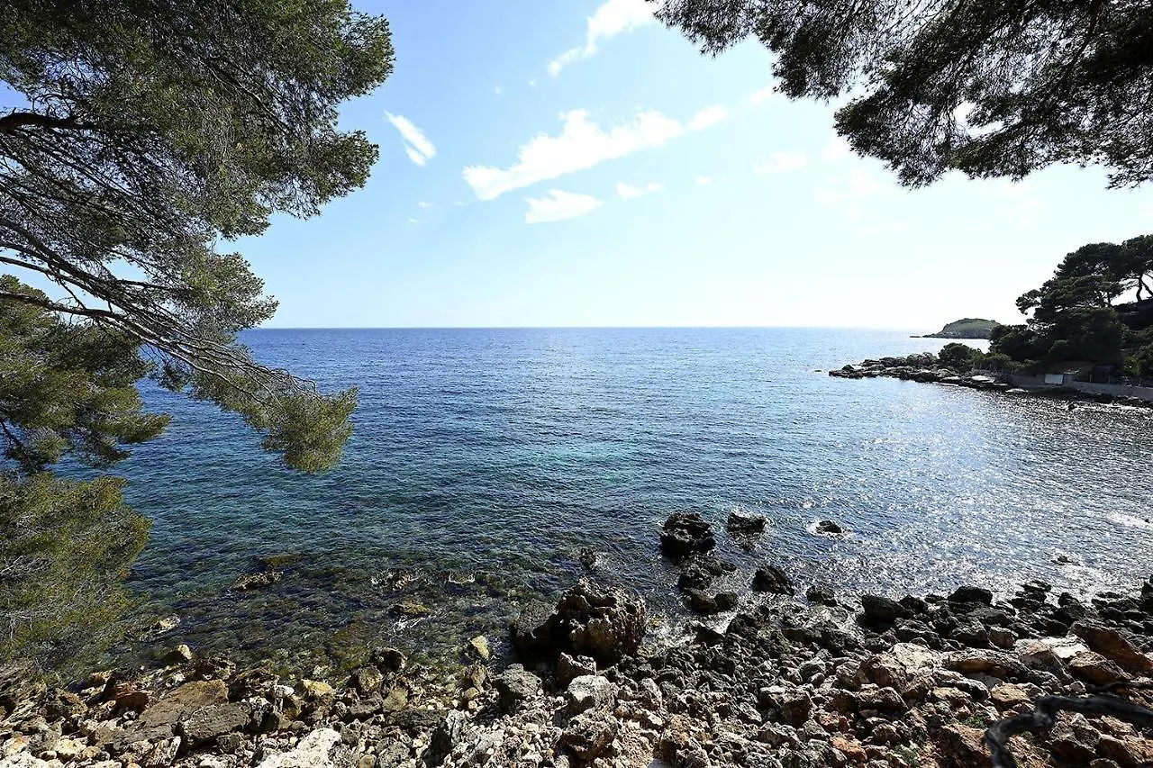 Charmant Studio 2A4 Pers Avec Jardin Et Place De Parking Situe A 5 Min A Pied De La Mer Bandol